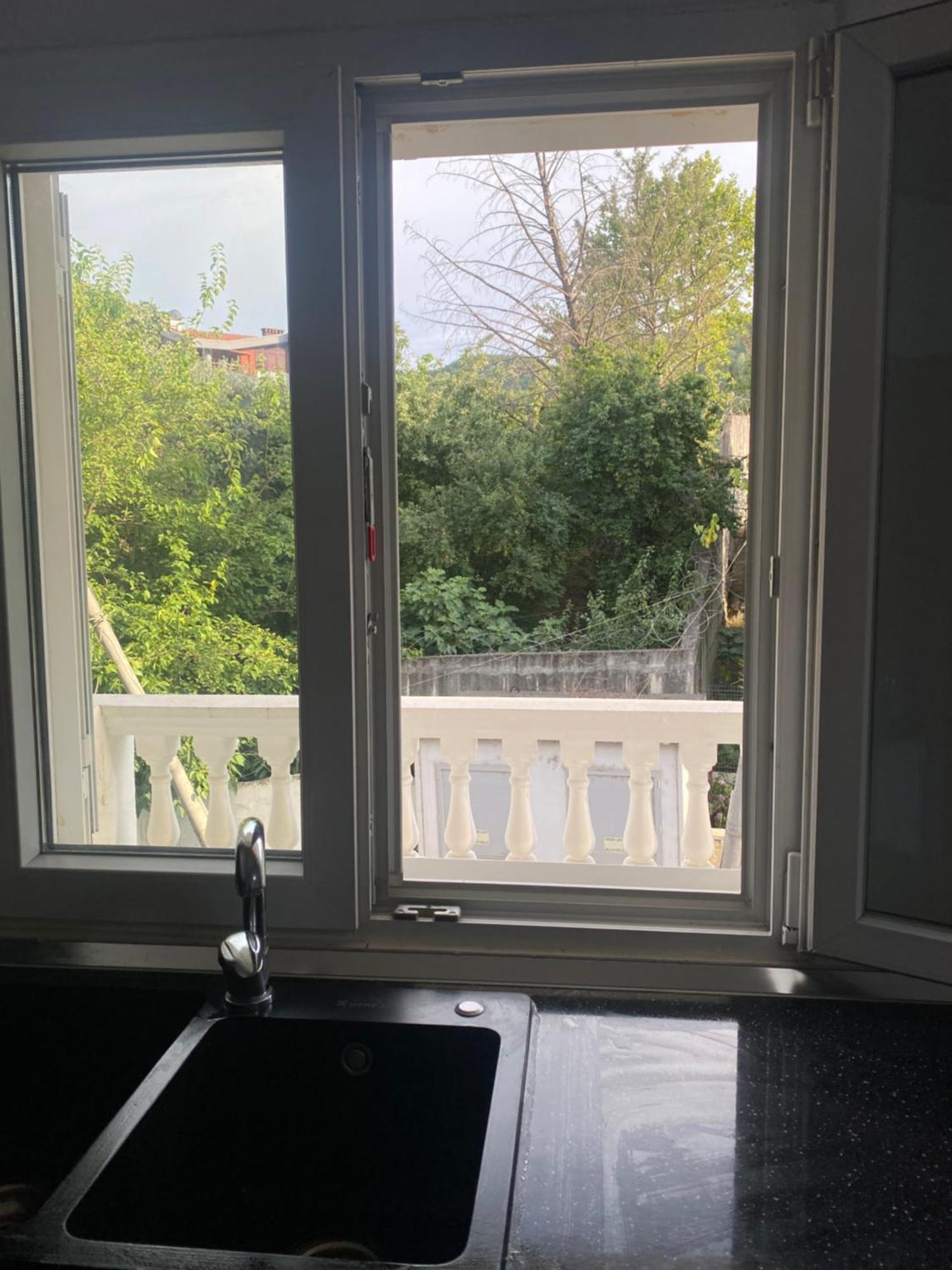 Liv * Tirana